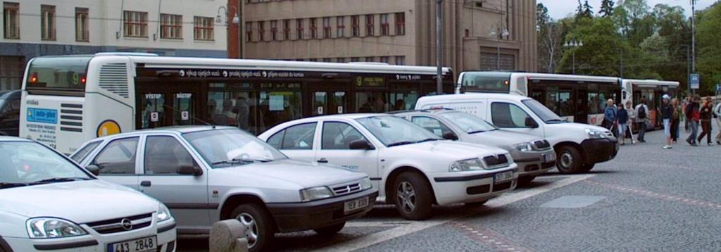 Obrázek 12 Situace na zastávce Náměstí Republiky ve směru do centra Zdroj: DPmP a.s. V ulici Sladkovského bylo zjištěno, že míjený dvou vozidel MHD je kvůli parkujícím automobilům poměrně složité.