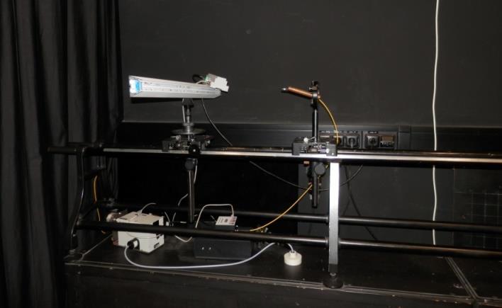 Obrázek č. 24: Uchycení svítidla a sondy spektrofotometru na fotometrické lavici Obrázek č.