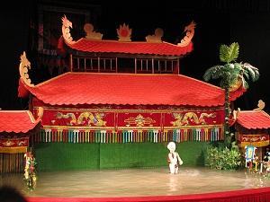 Scéna vodního loutkového divadla v Hải Phòngu uvnitř pavilonu, která byla postavena na uměle vybudovaném