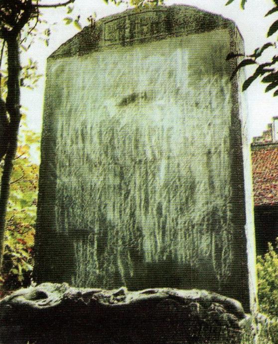 Obrázek č. 13. Kamenná stéla s nápisem Sùng Thiện Diên Linh. Nguyễn Huy Hồng.