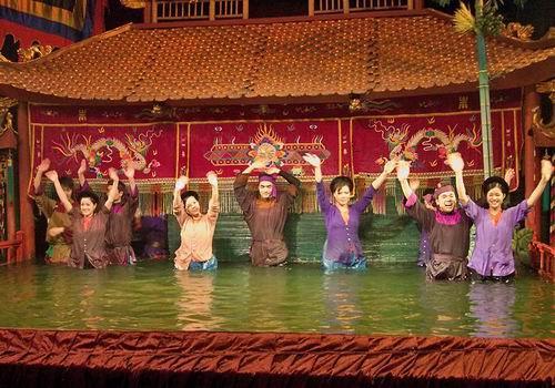 Obrázek č. 15. Loutkáři a loutkářky ve vodním loutkovém divadle v Hanoji. http://www.