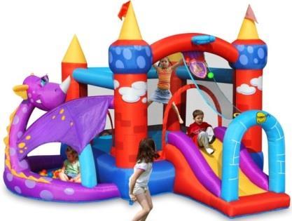 PRONÁJEM SKÁKACÍCH ATRAKCÍ Dračí nafukovací hrad Multifunkční skákací dračí Na hradě děti můžou skákat, klouzat se na skluzavce, hrát si s plastovými balonky, házet balonky do koše (košíková).