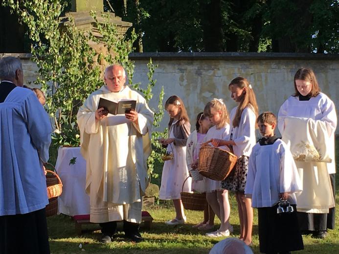 nesmíme zapomenout, čeho je člověk, který se oddá působení Zla, schopen. Neváhejme tlumočit tento příběh dalším lidem v našem okolí, členům našich rodin, přátelům a sousedům.