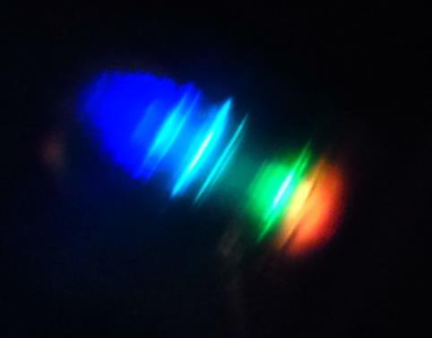 Vzdálenost mezi drážkami CD: ( ) h α Spektra světelných zdrojů: L Dalším úkolem je nafotit spektra několika světelných zdrojů.