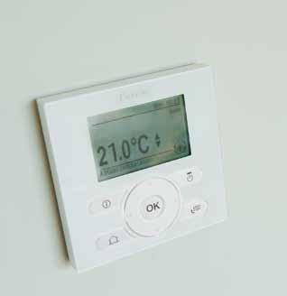 V závislosti od požiadavky užívateľa je k dispozícii aj zjednodušené základné zobrazenie, ktoré zobrazuje iba skutočnú teplotu v miestnosti a umožňuje zmeniť iba nastavenú teplotu miestnosti.