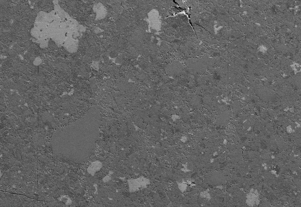 liniový sken Nezhydratovaný slínek C-S-H gel Zrno mramoru 80 µm Obrázek 3: Snímek cementové pasty s obsahem mikromleté mramorové moučky, zvětšeno 500.