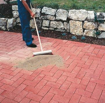 Při kladení cihlové dlažby do štěrkového lože musí být spáry široké minimálně 3 mm. Jednotlivé cihly se urovnávají gumovou paličkou.