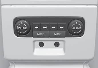 04 Komfort a radost z jízdy Audiosystém 04 Zadní ovládací panel se zásuvkou pro sluchátka* Pro nejlepší reprodukci zvuku jsou doporučena sluchátka s impedancí 16-32 Ohmů a citlivostí 102 db nebo
