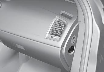 01 Bezpečnost 01 Aktivace/deaktivace airbagu* Vypnutí klíčem PACOS* Obecné informace Airbag (SRS) pro předního sedadlo spolujezdce může být deaktivován, pokud je vozidlo vybaveno vypínačem airbagu