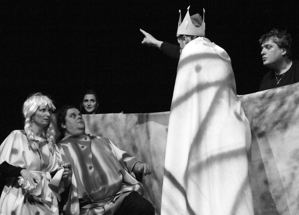 OKO zaostřuje na: VODVAS (Volyňské divadelní studio) Vznik souboru se datuje k roku 2012, kdy soubor navázal na dlouholetou ochotnickou tradici ve Volyni, jíž vyvrcholením byla existence Divadelního