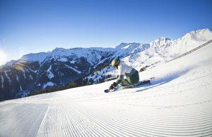 lyžařská oblast na Kitzsteinhornu. Perfektně upravené sjezdovky, nejmodernější lanovky a impozantní panorama hor lákají milovníky zimních sportů z celého světa.