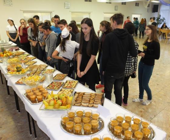 Nátierka špenátová Špenát mrazený Vajcia Cesnak Mlieko Maslo Cibuľa 0,06 kg 1 ks 0,01 l 0,06 kg Očistenú, na jemno pokrájanú cibuľu speníme na oleji, pridáme špenát, mlieko,