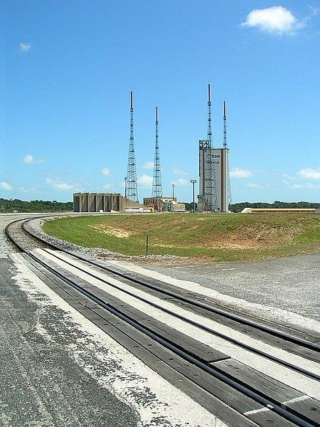 Centre Spatial Guayanais (Kourou, KR) Kosmodrom využívá na 52 46' z.d. a 5 14' s.š. ESA (Evropská kosmická agentura).