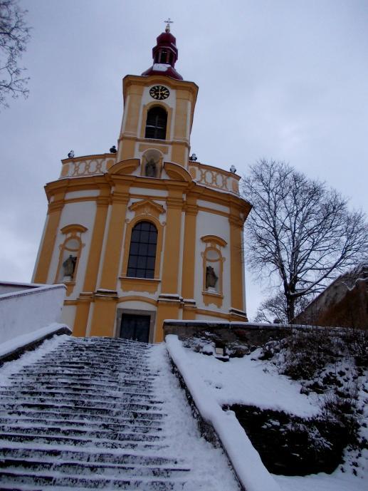 Cestu dolů k řece lemuje řada domků s roubenou a hrázděnou