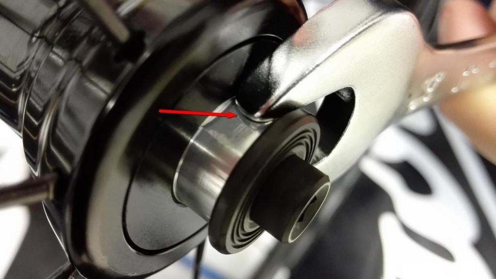 POSTUP DEMONTÁŽE OSY PŘEDNÍHO NÁBOJE stranový klíč o rozměru 14 mm pevně umístěte na
