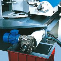 hydraulické pumpy na požadovanou hodnotu dle tlakoměru a jeho kontrolu během provozu stroje.