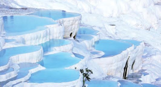 Fakultativní výlety 191 PAMUKKALE Jedno z nejnavštěvovanějších míst v Turecku. Nazývá se také bavlněné království díky travertinovým jezírkům.