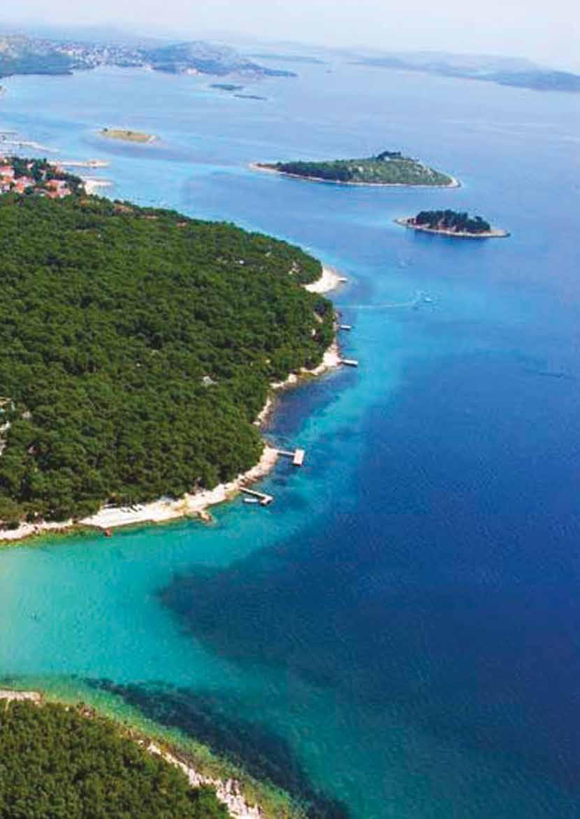 Dalmacija Apartmány Apartmány s bazénem přímo u moře Vodice SRIMA POLOHA: apartmány se nacházejí přímo u pláže v letovisku Vodice - Srima. Od pláže je dělí pouze pobřežní promenáda.