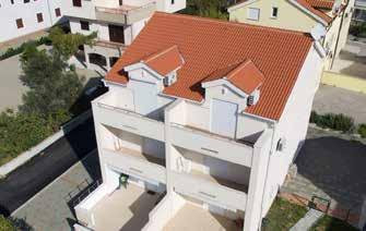 stůl, klimatizaci, balkon s posezením. Apartmány s čelním výhledem na moře jsou za příplatek, ostatní apartmány mají boční výhled.