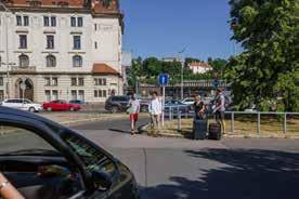 Především pro návštěvníky, kteří přijedou autobusem, je velmi problematická orientace v prostoru, bez logické vazby.