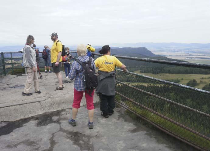 Nejvyšší skalní útvar má název Devět skal, i když se jedná o skálu jednu. V době našeho příchodu byla skála v hustém obležení turistů, protože ten den bylo turisticky ideální počasí.