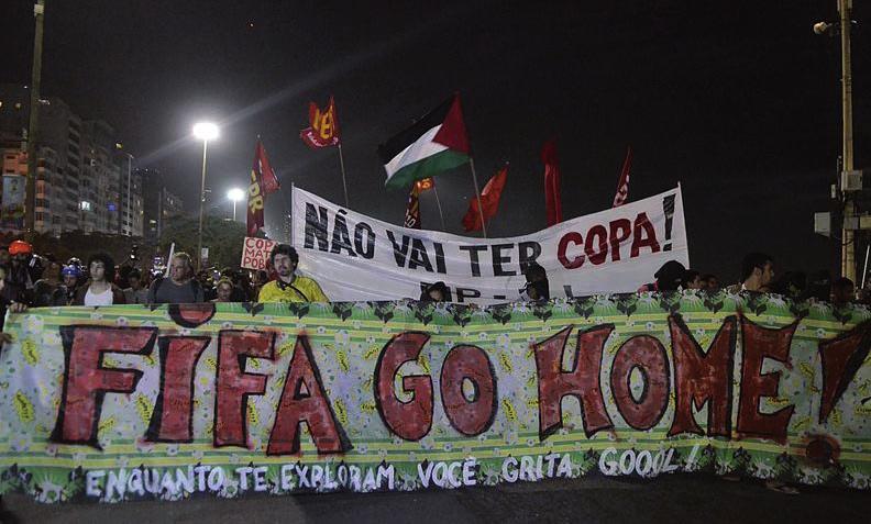 Protesty proti fotbalovému turnaji v Brazílii na Copacabana [2] FIFA se tímto krokem jistě snaží zlepšit svoji pověst a renomé fotbalových mistrovství světa, přičemž důsledkem snad bude nový trend v