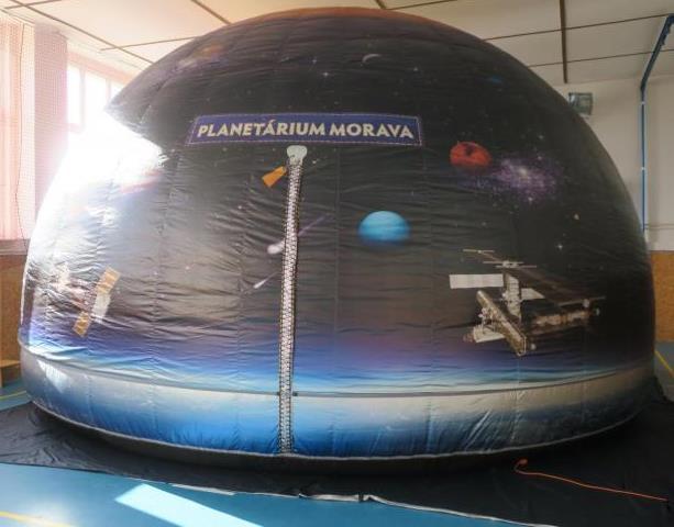 V lednu k nám zavítalo mobilní planetárium. V tělocvičně (škoda, že není větší) pořadatelé nafoukli velkou kopuli, ve které se děti postupně podle ročníků vystřídaly.