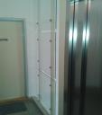 Celoprosklené dělící bezpečnostní stěna v poslední nástupní stanici vedle výtahové šachty: bezpečnostním (čirým) sklem CONNEX - včetně kotvení nerezovými kruhovými terči / rám vypalovaný lak dle