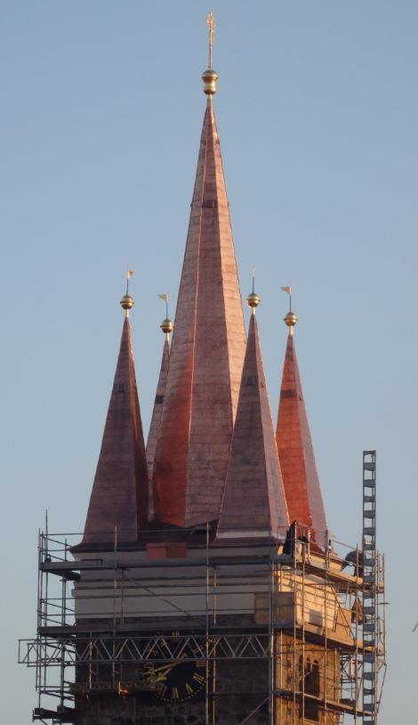 REKONSTRUKCE VĚŽE SV. DUCHA (ČÁST STŘECHA) Rekonstrukce věže Sv. Ducha (část střecha) Rekonstrukce krovu a střechy věže sv. Ducha. Komplexní obnova krovu památkově chráněné věže včetně výměny střešní krytiny a opravě zdobných částí střechy.