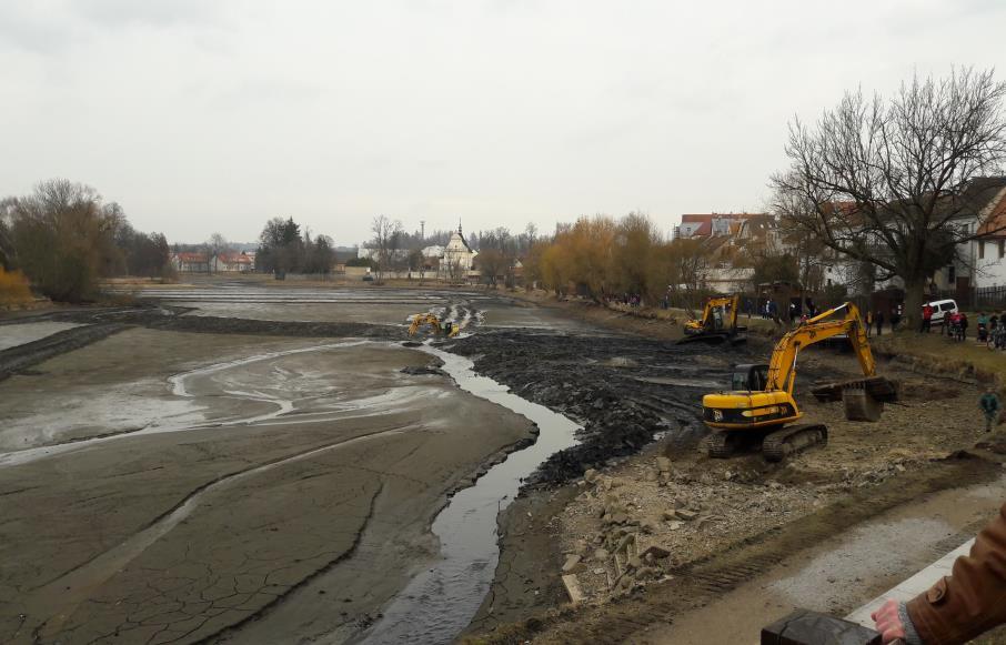 REKONSTRUKCE A ODBAHNĚNÍ ŠTĚPNICKÉHO RYBNÍKA Rekonstrukce a odbahnění rybníka Štěpnický v Telči Odbahnění rybníka v celkové ploše, opevnění břehů ostrova a částečně i břehů rybníka.