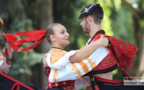 5 Zpravodaj ČERVENEC FERNANDO SAUNDERS S KAPELOU (USA) Datum: 13. 7. 2018, Městský park Koncert amerického baskytaristy a zpěváka. PEKAŘSKÁ SOBOTA Datum: 14. 7. 2018, Val.