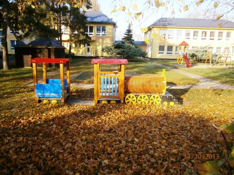 Na hřišti je taktéž umístěno podium, jehož dřevěná podlaha byla silně ztrouchnivělá a poškozená klimatickými vlivy. Vrchní konstrukce byla odstraněna a byla položena betonová dlažba.