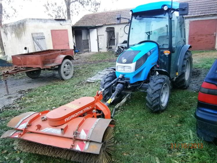 komunikací v obci. Traktor je využitelný jako pohonná jednotka k bubnové sekačce a valníku, které obec již vlastnila.