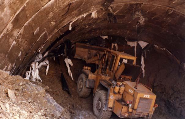 zkrácení doby výstavby i zmenšení objemu zemních prací. Obr. 4 Tunel Branisko oddělení horniny od konstrukce želvy Obr. 5 Tunel Branisko mikropiloty podchycení základu prefabrikované želvy Obr.