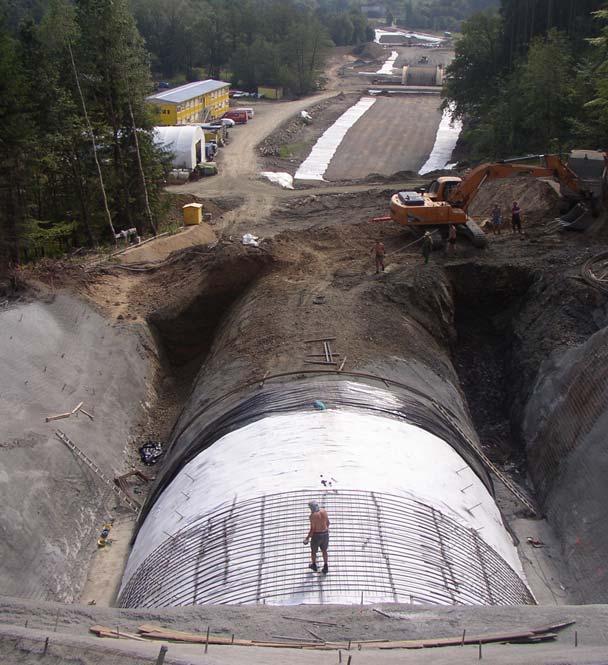 Jako opatření při betonáži byla konstrukce zakryta a pod plachty byl hnán horký vzduch. Dno stavební jámy bylo upraveno do tvaru klenby želvy a betonáž probíhala po blocích standardní délky 5 m.