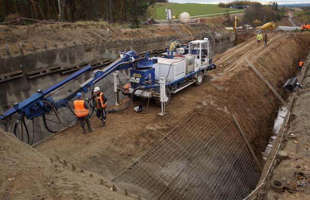 Vnitřní dočasné ostění štol tloušťky 300 mm bylo provedeno ze stejné pevnostní třídy betonu a vyztuženo rovněž dvěma vrstvami sítí KARI 8/100 8/100.