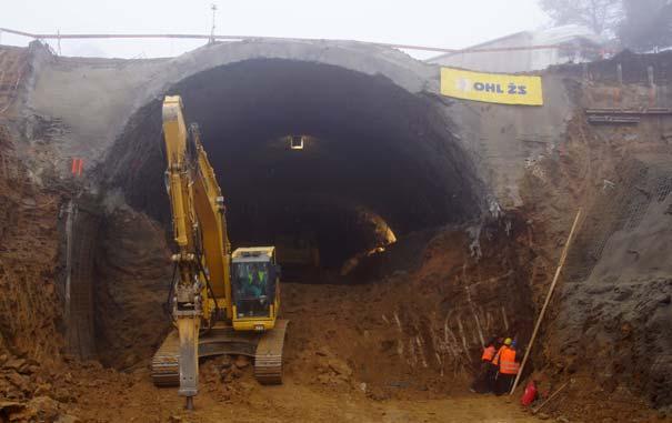 Obr. 18 Tunel Sudoměřice obnovení krytu vozovky nad želvou Obr. 19 Tunel Sudoměřice ražba jádra tunelu v úseku pod želvou Obr.