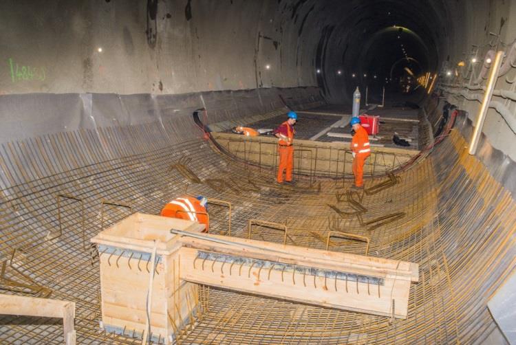- Podstatné změny projektu - Odlehčovací vrty v injektovaných oblastech zvýšení drenážní funkce tunelu (doplnění drenážních pásů) Zajištění výrubu dna doplněno zajištění kotvami na délce 3 900 m (92%