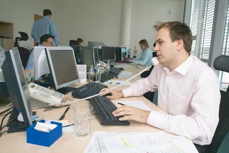 ORGANIZAâNÍ STRUKTURA Oddûlení Trading oddûlení je odpovûdné za ãinnost v oblasti obchodování s akciemi, dluhopisy a podílov mi listy, a to jak na ãeském trhu, tak i na v ech v znamn ch i exotik ch