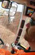 BEZPEČNÁ JÍZDA. NOVÉ JCB 427 A 437 JSOU NAVRŽENY PRO TRVALOU OCHRANU OBSLUHY A PRACOVIŠTĚ.