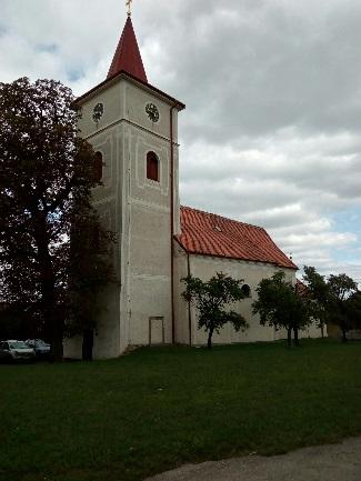 Podélná jednolodní stavba s předsazenou hranolovou věží v průčelí je ukončena trojbokým závěrem, k němuž osově přiléhá obdélná sakristie. Kostel připomínán r. 1260.