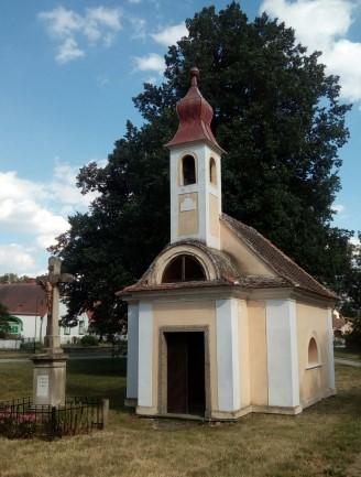 Boňov Kaple sv. Cyrila a Metoděje Drobná sakrální stavba pocházející z přelomu 18. a 19. století dominuje prostranství návsi (jiný zdroj 60. léta 19. stol.).