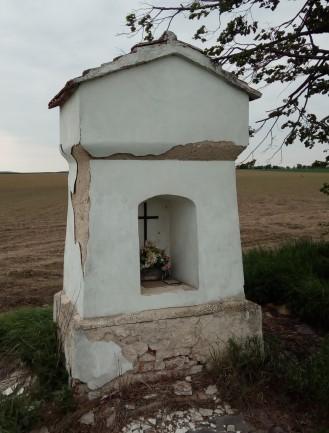 Boží muka - výklenková kaplička Místo: u silnice do Ohrazenic v trati U Polovy cesty. GPS 49.0777919N, 15.