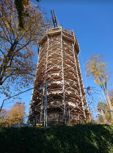Úvodní text k úloze 3, [5], [3]: Věž Jakobínka v Rožmberku nad Vltavou, která byla podle některých odborníků vystavěna již kolem roku 1300, prochází rozsáhlou rekonstrukcí.