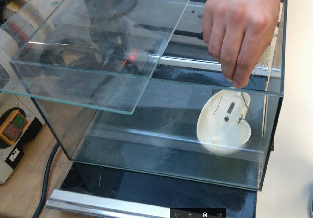 UTB ve Zlíně, Fakulta technologická 46 Povrch součástek byl po pískování ještě přebroušen brusným papírem, protože povrch myši byl stále dost hrubý a delším