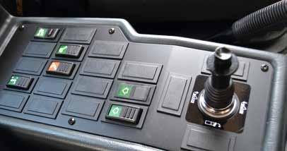 Vše pod kontrolou jedné ruky! Joystick umožňuje centrální ovládání funkcí zařízení i během jízdy. Přehledná kabina.