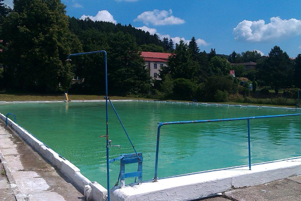 na nově vznikající nádrži ČOV Jestřebec. Je již hotova základová deska, svázány kovové armatury a zbudováno bednění bočních stěn. V úterý 7. 7. 2015 byl prostor mezi bedněním vylit betonem.