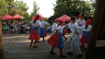 Akce pro veřejnost Programmes for our Visitors Vystoupení členů folklorního souboru Komíňáček na Setkání adoptivních rodičů a sponzorů.