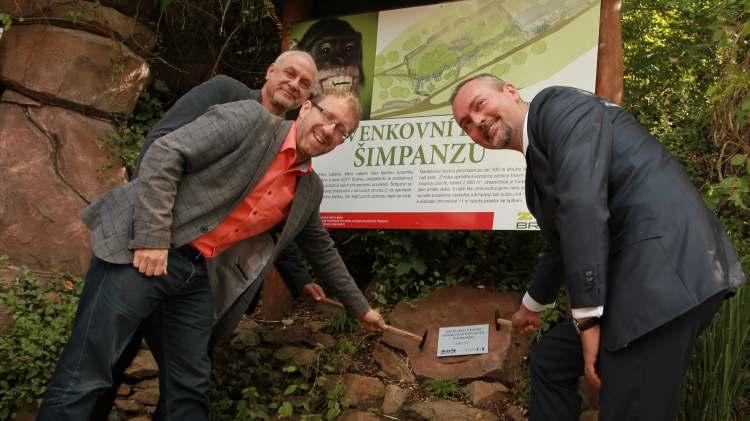 uskutečňuje / Construction on the outdoor chimpanzee enclosure in Brno Zoo was officially initiated (September 23) by Martin Ander, Deputy Mayor of Brno (middle); Martin Hovorka, Zoo Director (left);