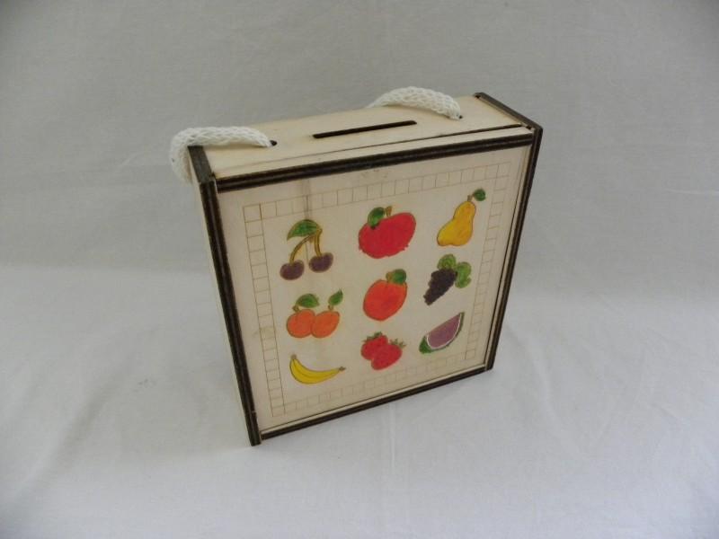 Názov: Krabička s pexesom Popis: Drevená krabička s motívom ovocia.